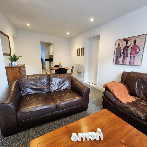 Ruang duduk di The Borough Apartment