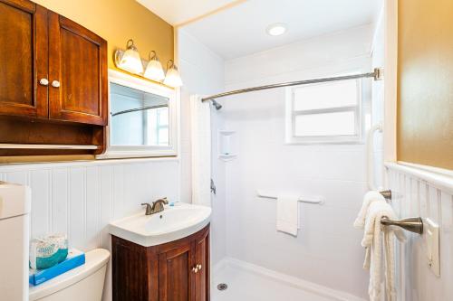 ein weißes Badezimmer mit Waschbecken und Toilette in der Unterkunft Enchanted Isle Hollywood Beach Resort in Hollywood