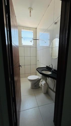 a bathroom with a toilet and a sink at Pousada Sousa&Araújo in Juazeiro do Norte