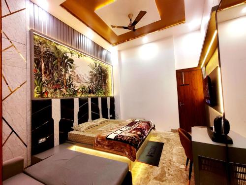 范兰德凡Premium Homestay Near Banke Bihari Ji with Power Backup - Free WiFi - Washing Machine etc的卧室里有一张床，墙上挂着一幅画