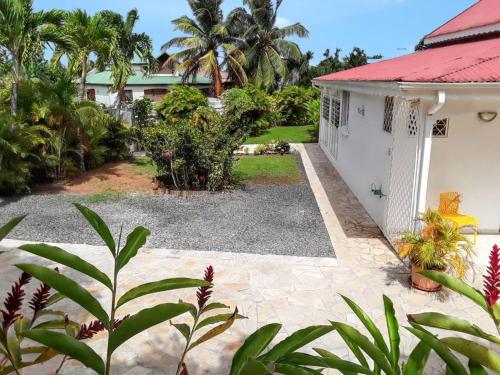 Zahrada ubytování Appartement cosy à Sainte Rose / 50 m² / Piscine partagée