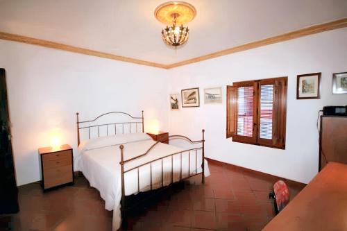 ein Schlafzimmer mit einem Bett und einem Kronleuchter in der Unterkunft Charming House in Ayora + Terrace in Ayora