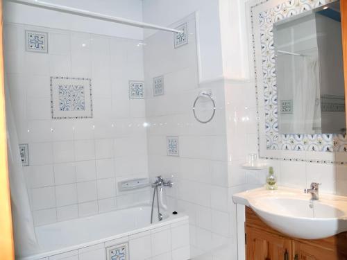 ein weißes Badezimmer mit Badewanne und Waschbecken in der Unterkunft Charming House in Ayora + Terrace in Ayora