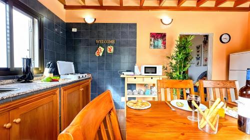 a kitchen with a wooden table and a dining room at Casa Pavón de La Fortaleza Chipude in El Cercado