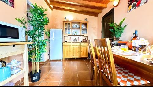 a kitchen with a refrigerator and a table with chairs at Casa Pavón de La Fortaleza Chipude in El Cercado