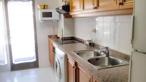 Kuchyňa alebo kuchynka v ubytovaní Spacious apartment in Calpe of 100 m² with shared pool!