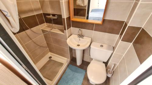 une petite salle de bain avec toilettes et lavabo dans l'établissement Studio confort à Hyères - 20 m² avec barbecue et terrasse, à Hyères