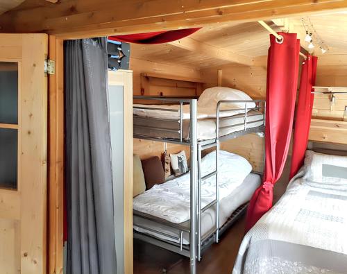 Postel nebo postele na pokoji v ubytování Chalet de charme à Molinot + Piscine privée