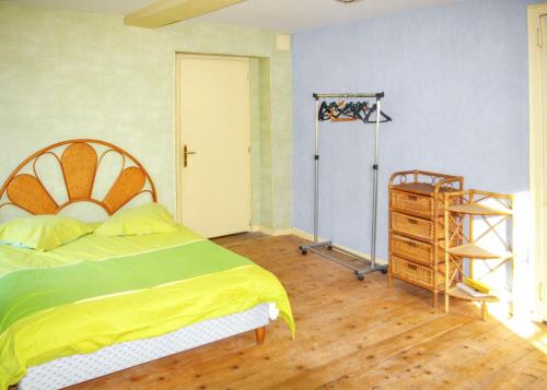 a bedroom with a bed and a ladder and a closet at Maison familiale spacieuse à Saint-Claude, vue sur la rivière in Saint-Claude