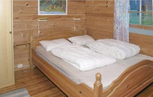 Ένα ή περισσότερα κρεβάτια σε δωμάτιο στο timber cabin Eresfjord med båt til leie