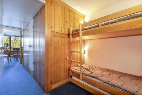 - une chambre avec 2 lits superposés et une salle à manger dans l'établissement Studio confortable à Bourg-Saint-Maurice, 30 m², vue montagne, à Bourg-Saint-Maurice