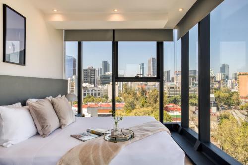 1 dormitorio con 1 cama y vistas a la ciudad en ULIV Mexico City, en Ciudad de México