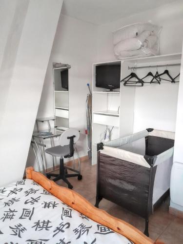 une chambre avec un lit, un bureau et une table dans l'établissement Maison accueillante à La Salvetat-sur-Agout avec terrasse, à La Salvetat-sur-Agout