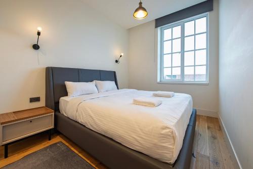 Ένα ή περισσότερα κρεβάτια σε δωμάτιο στο 12, Apartments, 4-6 Pers, Central, Stunning View, Near Supermarket & Public Transport