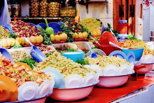 Una exhibición de frutas y verduras en una mesa. en Spacious apartment in Fez 70 m² with lovely garden, en Fez