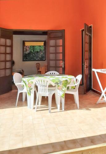 a dining room table and chairs in a room at Maison cosy Les Anses d'Arlet + Jardin in Les Anses-dʼArlets