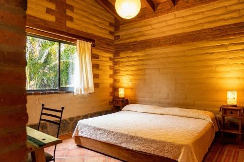 Katil atau katil-katil dalam bilik di Cabaña en Tepoztlán con vista a la montaña