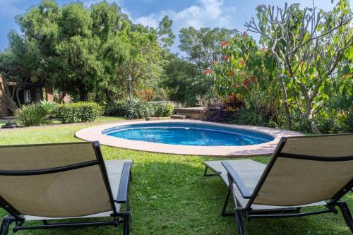 Kolam renang di atau dekat dengan Cabaña en Tepoztlán con vista a la montaña