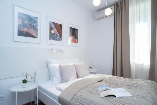 Un dormitorio con una cama con un libro encima. en Stylish apartment under the Buda castle, en Budapest