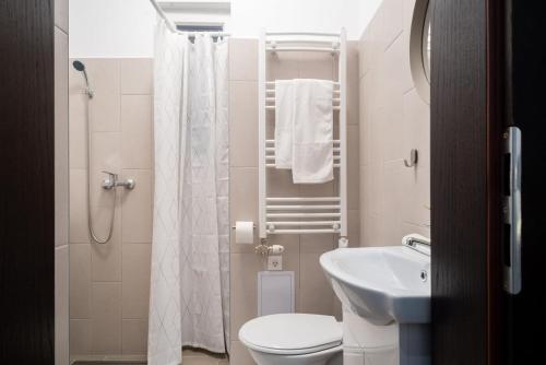 un baño con inodoro y lavabo en Stylish apartment under the Buda castle, en Budapest