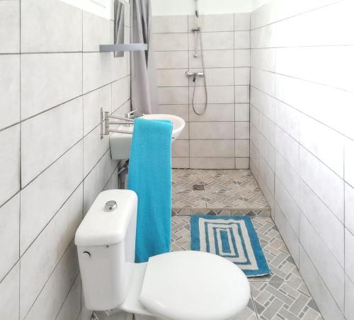Ένα μπάνιο στο Charmante Maison à Sainte-Rose avec Jacuzzi et Piscine
