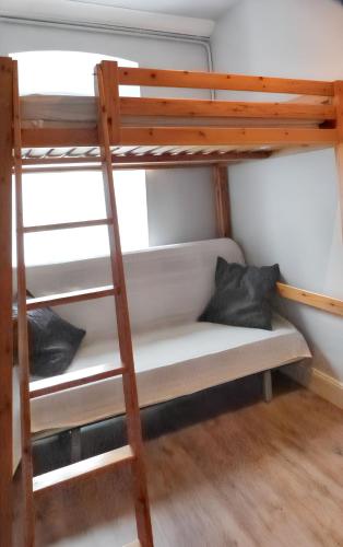 a bunk bed with a ladder in a room at Appartement cosy à Bagnères-de-Luchon 45 m² proche pistes de ski in Luchon