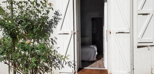 an open door to a bedroom with a bed in it at Appartement cosy à Bagnères-de-Luchon 45 m² proche pistes de ski in Luchon