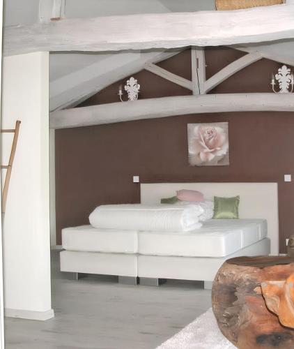 - une chambre avec 2 lits blancs dans l'établissement Appartement moderne avec terrasse à Saint-Gènes-du-Retz, 80 m², à Saint-Genès-du-Retz