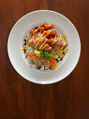 ホテルの敷地内または近くでの食事または食べ物