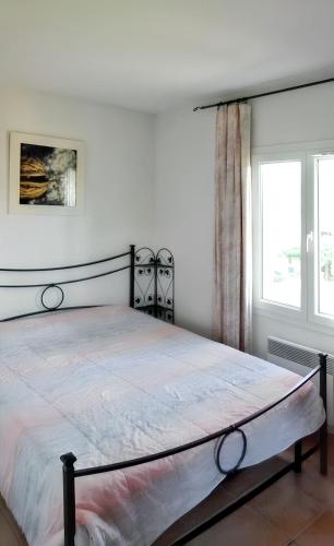 une chambre avec un grand lit dans une pièce dans l'établissement Maison conviviale avec vue sur la montagne à Sainte-Maxime, à Sainte-Maxime