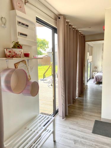 Cette chambre dispose d'un couloir avec des portes coulissantes en verre. dans l'établissement Maison charmante à La Bouillie, jardin, à La Bouillie