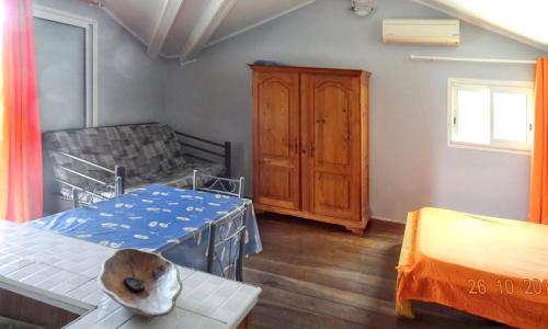 Ένα ή περισσότερα κρεβάτια σε δωμάτιο στο Studio charmant à Saint Joseph, avec piscine partagée, 40 m²