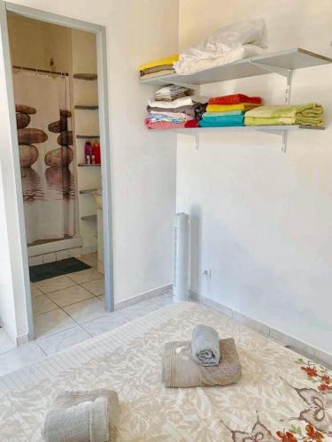 - une salle de bains avec un tapis au sol et une serviette dans l'établissement Appartement charmant avec jacuzzi à La Ciotat, 48m², à La Ciotat
