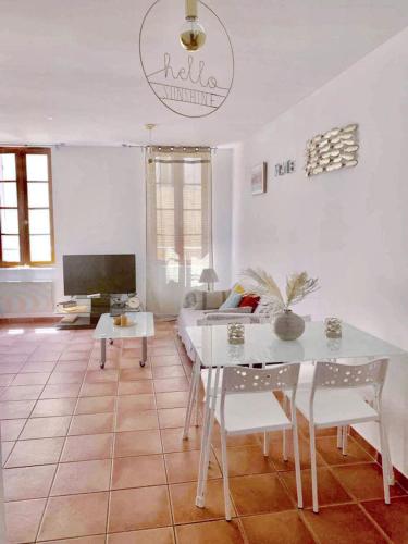 un salon avec une table et un canapé dans l'établissement Appartement charmant avec jacuzzi à La Ciotat, 48m², à La Ciotat