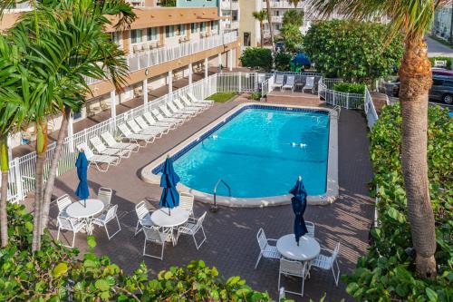 an overhead view of a swimming pool with tables and chairs at Enchanted Isle Hollywood Beach Resort in Hollywood