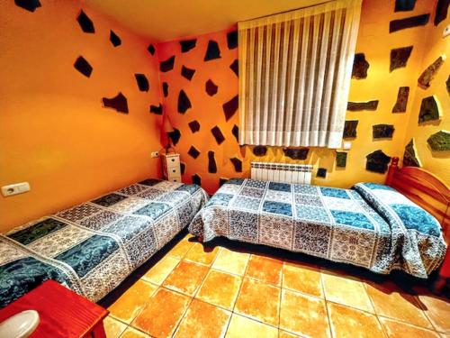 Ένα ή περισσότερα κρεβάτια σε δωμάτιο στο Charming House in Ogassa, Perfect for 10 Guests