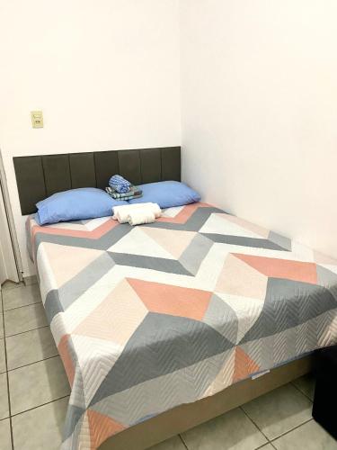 Katil atau katil-katil dalam bilik di Espaçoso APT 10 de 1 quarto bairro central em Petrolina perto de tudo