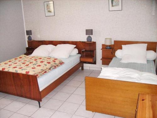 a bedroom with two beds at Appartement charmant à Breuillet avec jardin spacieux in Breuillet