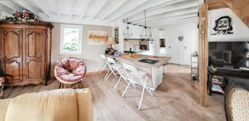 TV a/nebo společenská místnost v ubytování Maison charmante à Colleville-Montgomery avec jardin clos