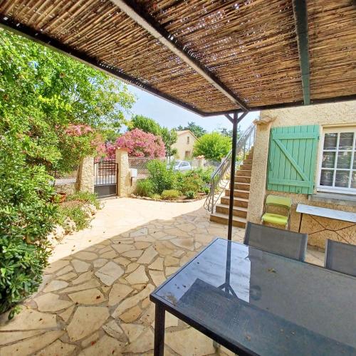 a patio with a table and a building at Appartement charmant à Vias + jardin in Vias
