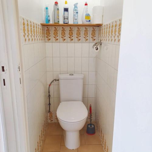 a bathroom with a toilet in a small room at Appartement charmant à Vias + jardin in Vias