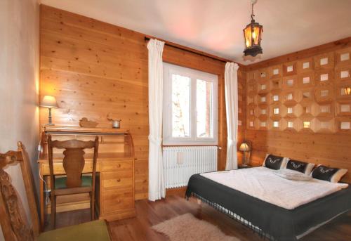 a bedroom with wooden walls and a bed and a window at Appartement spacieux à Briançon 86 m² avec vue montagne in Briançon