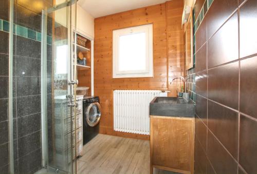 a bathroom with a sink and a washing machine at Appartement spacieux à Briançon 86 m² avec vue montagne in Briançon