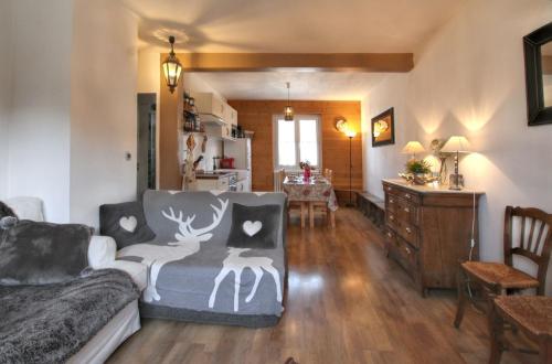 a living room with a couch and a table at Appartement spacieux à Briançon 86 m² avec vue montagne in Briançon