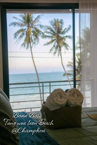 a room with a window with a view of the beach at SEA VIEW BEDs บ้านบอส หาดทุ่งวัวแล่น ชุมพร in Ban Phru Ching (1)