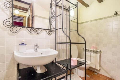 łazienka z umywalką, lustrem i toaletą w obiekcie Charming apartment in Noguericas, 120 m², includes jacuzzi w mieście Casicas