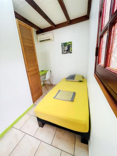 Postel nebo postele na pokoji v ubytování Appartement charmant à Basse-Terre - 25 m² avec jardin