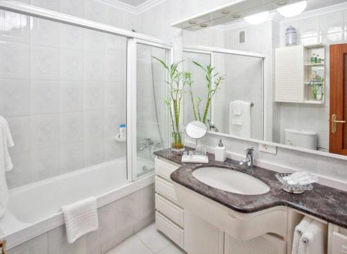 Koupelna v ubytování Spacious Apartment in Malpica with Sea and Mountain Views - 110 m²