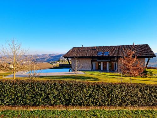 a house with a hedge in front of it at Ca 'nsel Bric in Canelli
