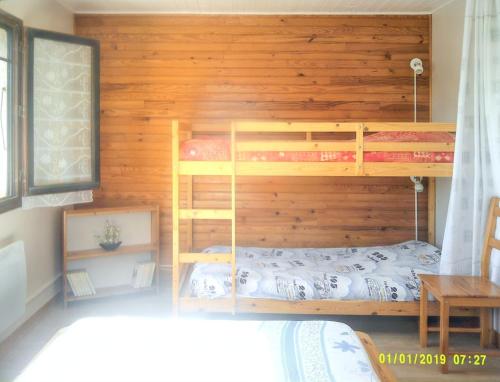 a bedroom with two bunk beds and a desk at Appartement charmant à Selonnet avec piscine partagée et vue in Selonnet